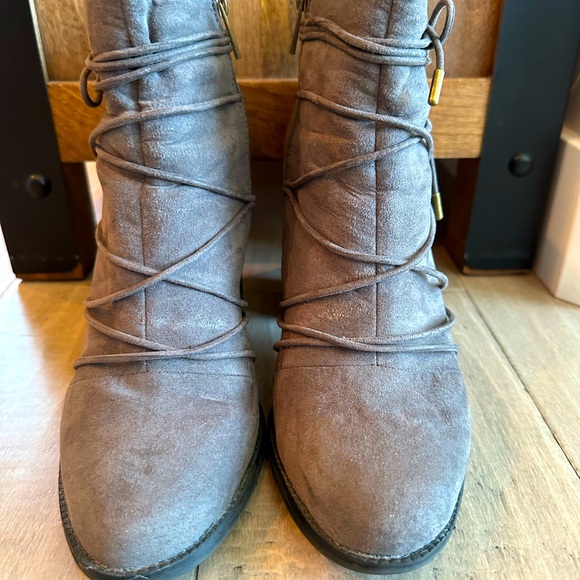 Adorable suede ankle boot with strappy detailing size 10 EUC - Picture 3 of 7